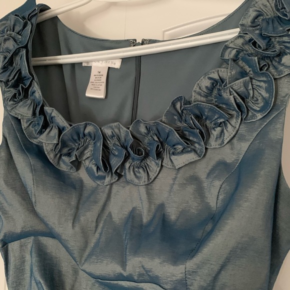 Beautiful dress - Picture 2 of 2